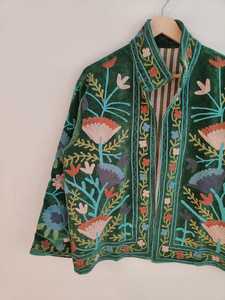 Veste en velours vert Suzani brodée à la main, manteau de style indien fait à la main, robe de mariée bohème, veste de festival, cadeau de Noël - Product Image 3