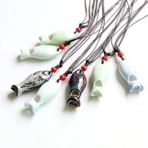 Sifflet en céramique fait main en forme de poisson avec cordon tressé réglable à perles rouges, collier artisanal, jouet musical pour enfants - Product Image 1