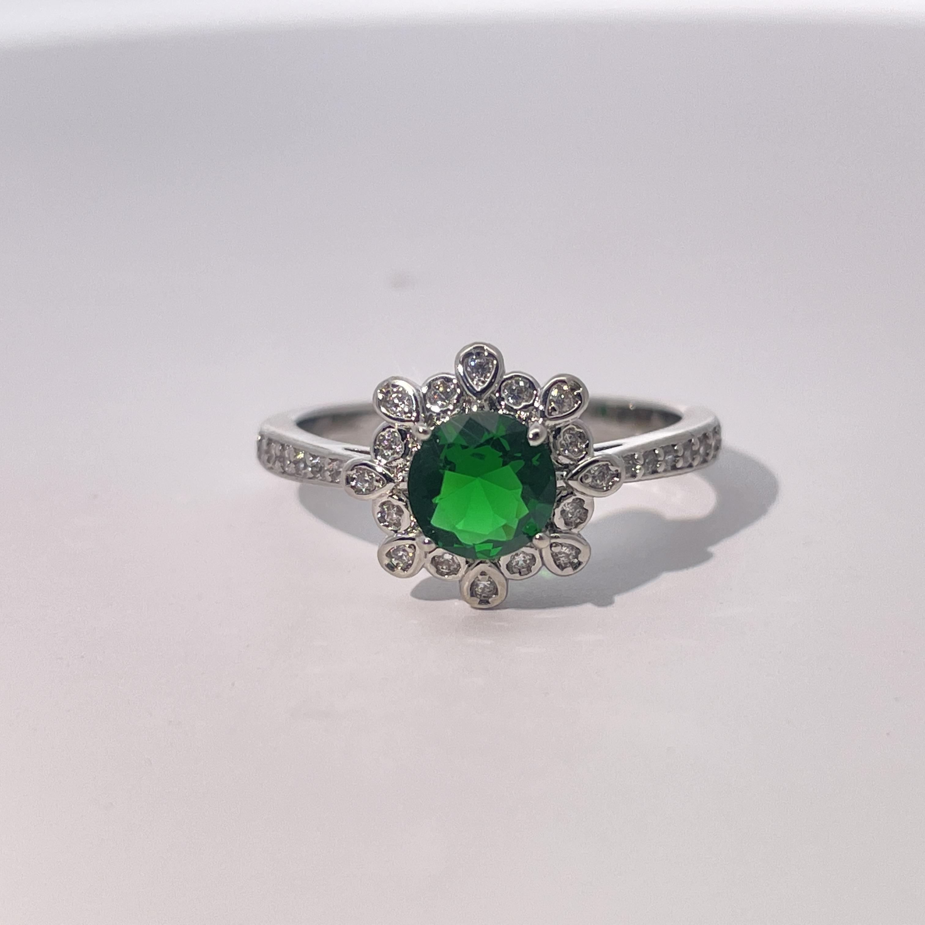 สีเขียว