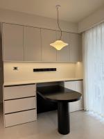 Meuble de rangement banquette à fermeture silencieuse et bords arrondis, design personnalisé pour un espace repas familial adapté aux enfants