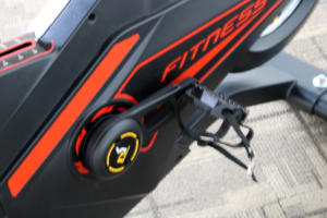 <span class=keywords><strong>Bicicleta</strong></span> <span class=keywords><strong>de</strong></span> spinning magnética comercial |   Poste <span class=keywords><strong>de</strong></span> Ajuste <span class=keywords><strong>de</strong></span> Aluminio |   Volante <span class=keywords><strong>de</strong></span> Inercia <span class=keywords><strong>de</strong></span> 13 kg |   Resistencia <span class=keywords><strong>de</strong></span> 4 Niveles |   Uso en el Gimnasio - Product Image 3