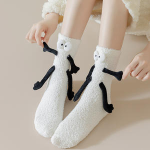 Chaussettes excentriques en molleton de corail pour femmes automne hiver épaissi chaud maison en peluche sommeil chaussettes de sol <span class=keywords><strong>bateau</strong></span> un tricoté - Product Image 2