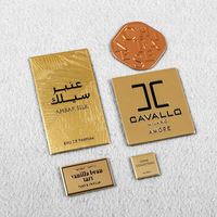 Autocollants d'étiquette en métal en aluminium 3D en vinyle de haute qualité Logo personnalisé pour parfum bière vin boissons pour Cartons emballés industriels