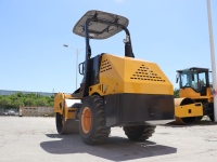 Compacteur routier haute performance 3 tonnes, moteur diesel 36 CV 27 kW pour la base de station de biogaz et le renforcement des bords de canaux d'irrigation