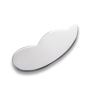Herramienta de Masaje Facial Compacta de Alta Gama con Forma de Nube y Superficie Metálica - Product Image 6