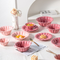 Ensemble de vaisselle en céramique style crème nordique, design irrégulier à bordure dentelée, esthétique Instagram, bols et assiettes