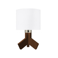 Lampe de bureau Kawell Hilton Garden Inn Premium avec base en bois en forme de trépied, fournisseur d'usine, lampe de table pour l'approvisionnement des chaînes hôtelières