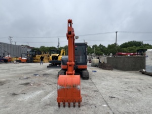 Petites pelles japonaises Hitachi ZX70 et ZX60 d'occasion, d'une capacité de 7 tonnes adaptées à la construction urbaine. - Product Image 6