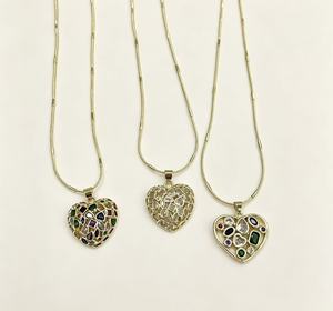 Collar al por mayor con colgante de corazón hueco de piedras preciosas coloridas, chapado en oro de 18 quilates, delicado collar con colgante de amor para mujer - Product Image 5