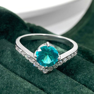 Bague de fiançailles en cuivre pour femme, zircon rond, plaqué rhodium, style classique, sertissage à griffes avec pierres latérales - Product Image 2