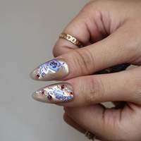 Faux ongles en acrylique chinois à presser, forme amande, base dorée, motif floral peonie bleue peinte à la main, perles et strass, style robe classique