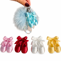Porte-clés personnalisé en forme de chaussure de ballet avec pompon moelleux, breloque en satin, pendentif perlé, accessoire mignon pour porte-clés de danse