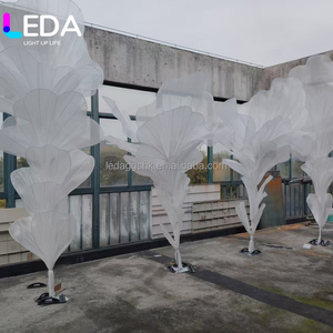 Instalación artística de flores gigantes de organza blanca de seda, hechas a mano y personalizadas por LEDA Luxury, para telón de fondo de bodas, eventos y fiestas. - Product Image 2