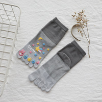 Chaussettes à cinq doigts en coton doux à motif étoile et lune, personnalisables à faible MOQ, avec imprimé animal, chaussettes de cheville à doigts séparés