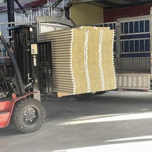 Panneau sandwich en métal pour <span class=keywords><strong>l</strong></span>'<span class=keywords><strong>isolation</strong></span> des murs extérieurs et la <span class=keywords><strong>toiture</strong></span> Matériaux de construction en laine de roche pour <span class=keywords><strong>toiture</strong></span> de bâtiment - Product Image 4