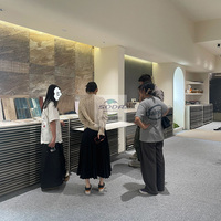 Présentoir de haute qualité moderne et personnalisé pour carreaux de quartz en pierre artificielle, antirouille et écologique, idéal pour les showrooms de vente au détail