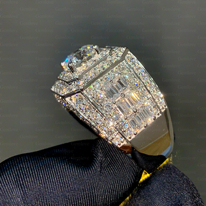 แหวนเพชรผู้ชายทองคำ 18K ประดับเพชรทรงกลมเพาะเลี้ยงในห้องปฏิบัติการขนาด 2.03 กะรัต พร้อมเพชรประดับแบบฝังเรียงเป็นแถวขนาด 1.17 กะรัต - Product Image 6