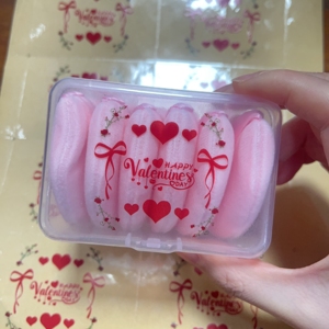 Al por mayor Borla de maquillaje triangular de terciopelo para polvos, con pegatina de San Valentín de regalo, marca privada - Product Image 1