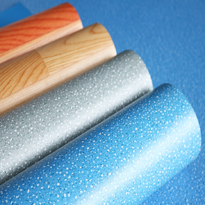 Revêtement de sol en vinyle PVC pas cher, rouleau de linoléum en mousse de 2 mm, rouleau de revêtement de sol PVC imitation bois brun - Product Image 1