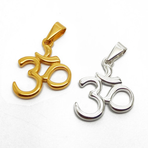 Ciondolo Boho da Donna con Simbolo Om Yoga, Charm 20mm in Acciaio Inox, Pendente Aum Ohm Placcato Oro 18k, Gioiello Religioso con Simbolo Yoga - Product Image 1