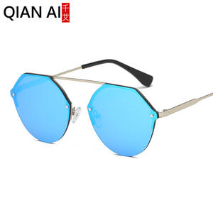 Gafas de sol irregulares Qianai para mujer, montura plateada, lentes azules hielo, ligeras, a la moda, protección solar, uso al aire libre - Product Image 3
