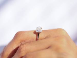 Anillo de compromiso Toi Et Moi de diamante cultivado en laboratorio de 1 quilate premium para mujer con piedras de corte pera y cojín E VS, joyería fina. - Product Image 4