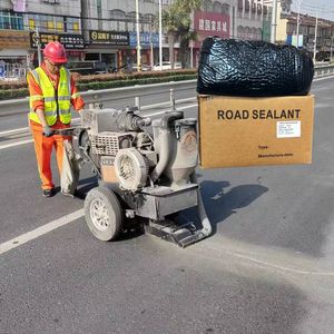 Sellador de Grietas de <span class=keywords><strong>Asfalto</strong></span> de Alta Calidad, Reforzado con Caucho, Negro, 30-70% de Tasa de Recuperación Elástica, Modelo Sanaisi SAS 12.5kg para Carreteras - Product Image 1