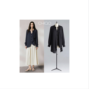 Completo da <span class=keywords><strong>Donna</strong></span> Personalizzato <span class=keywords><strong>in</strong></span> Fabbrica: Top <span class=keywords><strong>Nero</strong></span> a Maniche Lunghe con Camicia Plissettata Tinta Unita <span class=keywords><strong>e</strong></span> Gonna Lunga Bianca - Product Image 1