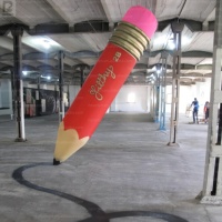 Grand crayon gonflable créatif, pinceau géant en tissu Oxford, accessoire gonflable sur le thème de l'art pour l'affichage en centre commercial/la publicité événementielle
