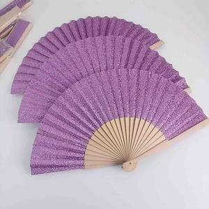 พัดไม้ไผ่สีเงิน23ซม. สำหรับงานแต่งงานพร้อมซี่โครงไม้แกะสลักและผ้าบลิงออกแบบโลโก้ได้ตามต้องการไอเดียของขวัญทางธุรกิจแบบพกพา - Product Image 2