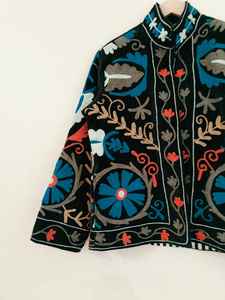 Chaqueta Suzani de Terciopelo Negro, Abrigo de Invierno Bordado, Chaqueta Bordada Suzani, Abrigo Artesanal Bohemio - Product Image 3