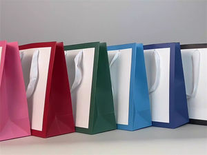 Bolsa de Compras de Cartón Kraft Azul Reciclable al por Mayor con Logotipo Personalizado Impreso y Cinta para Embalaje de Velas y Marcos de Fotos - Product Image 4