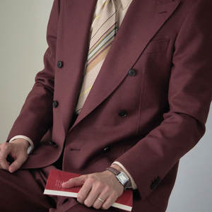 बर्गंडी मैट पॉलिएस्टर पुरुषों के सूट डबल-ब्रेस्टेड आराम फिट के साथ आकस्मिक व्यापार पोशाक के लिए क्लासिक टोन के साथ क्लासिक टोन - Product Image 1