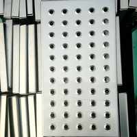 Bande de roulement d'escalier en treillis métallique en acier inoxydable sur mesure Plaque de passerelle de sécurité Conception perforée antidérapante Services de soudage par flexion