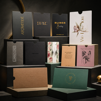 Étiquettes suspendues personnalisées en carton noir avec logo doré et languette pour présentoirs de vêtements et coffrets de marques