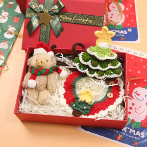 Coffret cadeau de Noël pour animaux de compagnie avec un Père Noël et un bonhomme de neige en peluche, une balle à mâcher en caoutchouc pour chiens, une baguette de jeu pour chats et un sac cadeau de Noël - Product Image 3