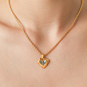 H&C Jewelry Wholesale - Collar con Colgante de Corazón Martillado de Acero Inoxidable Chapado en Oro PVD de 18K con Incrustaciones de Concha de Abulón - Product Image 1