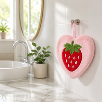 Aangepaste cartoon fruit pluche handdoek hartvormige aardbei vorm geborduurd zacht koraal fluweel hangende handdoek