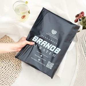 Sacs d'expédition en polyéthylène imprimés avec logo personnalisé, sacs d'expédition blancs mats pour l'expédition de vêtements, emballage de vêtements - Product Image 1