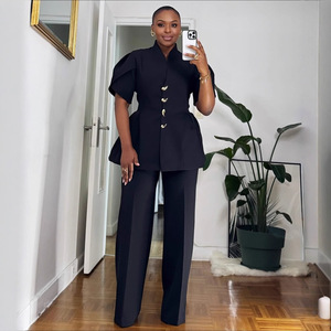 Ensemble de tailleur pour femme, blazer peplum et pantalon évasé, élégant, manches bouffantes, avec boutons dorés - Product Image 2