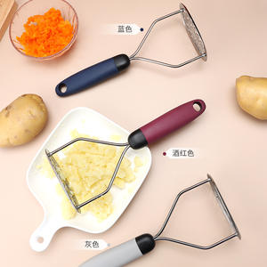 Écrase-pommes en acier inoxydable avec manche rouge, compatible lave-vaisselle, pour usage en cuisine - Product Image 2