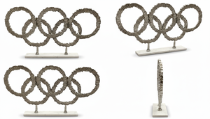 Sculpture d'anneau abstrait moderne en aluminium avec base en pierre blanche, art métallique décoratif pour la maison - Product Image 2