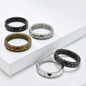 Anillo de Acero Inoxidable con Letra Vikinga y Facetas de Diamante, Estilo Nórdico Retro, Joyería Minimalista para Hombre, Regalo Personalizado - Product Image 1