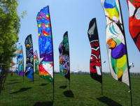 Drapeaux à plumes personnalisés imprimés pour les salons professionnels, bannière publicitaire portable d'extérieur avec kit de piquet de sol en aluminium