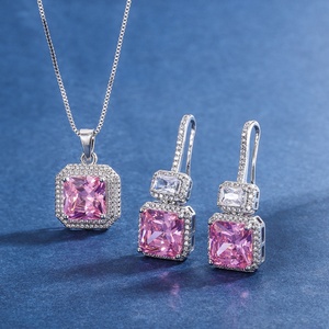 Vente en gros d'usine, ensemble de bijoux délicats et écologiques en cuivre avec zircon cubique rose 10*10MM pour femmes, look quotidien - Product Image 3