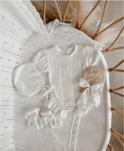 Tutina Estiva <span class=keywords><strong>per</strong></span> Neonata in Cotone 100% con Bordo Arricciato, Jacquard Testurizzato e Dettagli Traforati, Personalizzabile, con Cappellino e Scarpine - Product Image 2