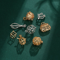 Vente en gros de sac cube creux plaqué or Cage à oiseaux Boule de musique de grossesse Ailes d'ange en forme de diffuseur d'huile essentielle Collier médaillon