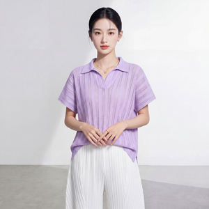 Camiseta Básica Minimalista de Chifón con Cuello en V a Rayas, Plisado Miyake Elegante, Manga Corta Holgada, para el Día a Día de Mujer - Product Image 3