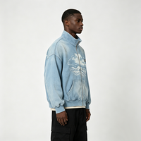 Jaket Zipper Oversize Biru Denim Pudar dengan Cetakan Grafis Awan Laut Lembut Kornit DTG, Badge Dada, Pakaian Luar Gaya Streetwear