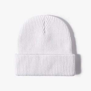 Gorro de punto con puños cálidos de invierno acanalado liso en blanco de Color sólido Gorro acrílico unisex con logotipo personalizado - Product Image 5